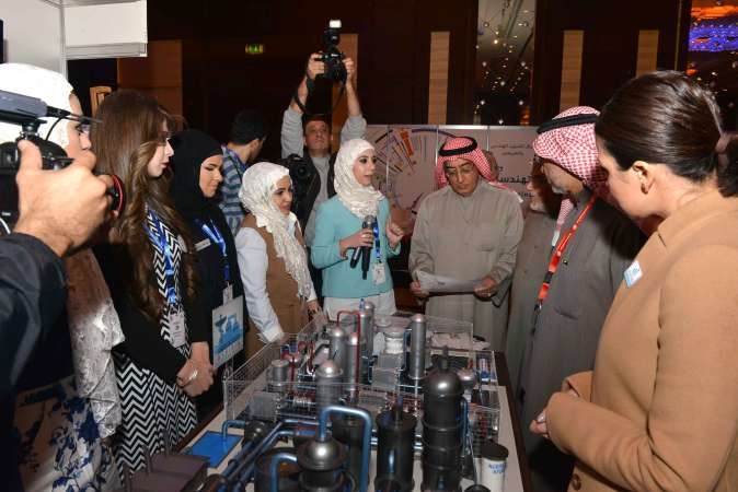 الشيخة الزين الصباح تستمع لشرح من الطالبة نور شبيب وزميلاتها عن مشروعهن 