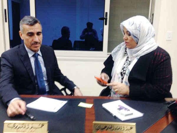 دحسين الانصارى متحدثا للزميلة هناء السيد