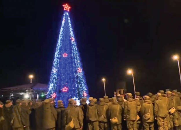الجنود الروس يحتفلون بالعام الجديد حول شجرة الميلاد في قاعدة حميميم
