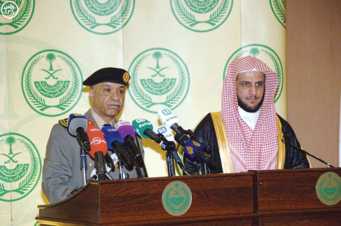  المتحدثان باسم وزارتي العدل السعودية منصور القفاري والداخلية اللواء منصور التركي خلال مؤتمرهما الصحافي المشترك امس واس 