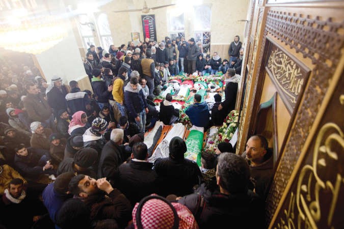 مئات المشيعين وقد التفوا حول جثث 17 فلسطينيا زعمت اسرائيل انهم نفذوا اعمال العنف خلال الاشهر القليلة الماضيةاب