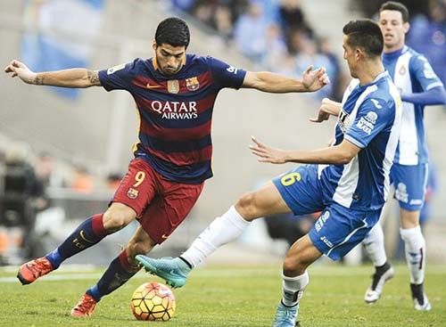 مهاجم برشلونة لويس سواريز يحاول المرور من مدافع اسبانيول انزو روكو