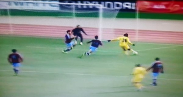 بالفيديو..لاعب تونسي ينقذ الكرة عن خط المرمى بطريقة رائعة! 