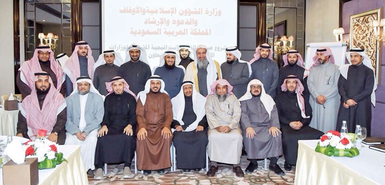 مفريد عمادي متوسطا المشاركين في ورشة العمل﻿