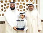 الطالب عبدالله اليوسف متوسطا والده وقيس الرفاعي﻿