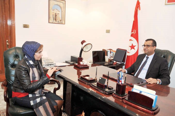 السفير التونسي احمد بن الصغير متحدثا الى الزميلة هالة عمران	 قاسم باشا﻿