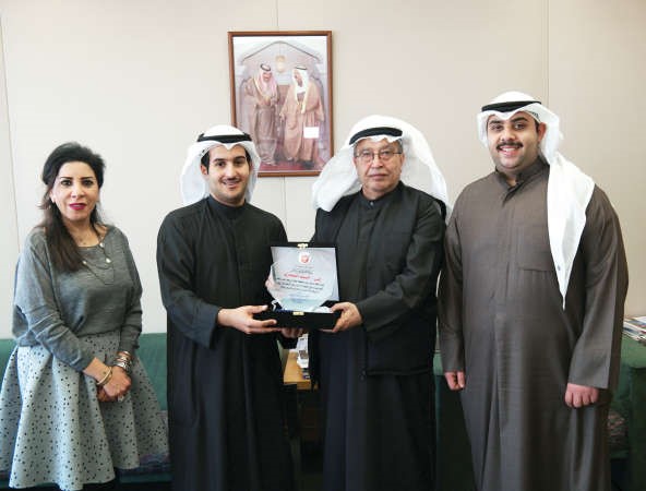 علي الموسى متسلما الدرع التذكارية من يوسف المجمد ويبدو في الصورة داوود البصيري واماني الورع