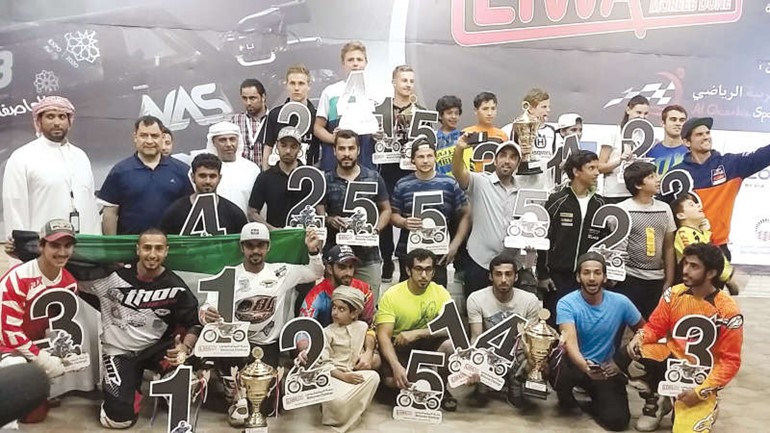 الفائزون بالمراكز الاولى على منصة التتويج﻿