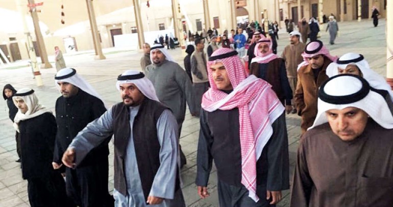 الشيخ سلمان الحمود اثناء جولته في القرية﻿