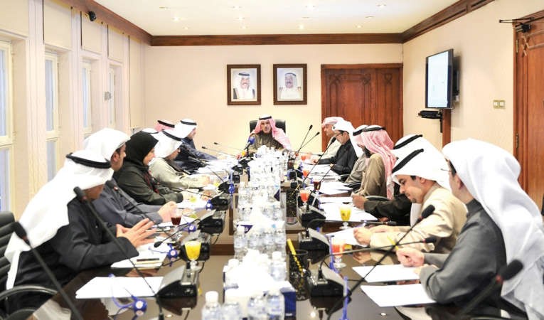  الشيخ سلمان الحمود خلال ترؤسه اجتماع اللجنة﻿