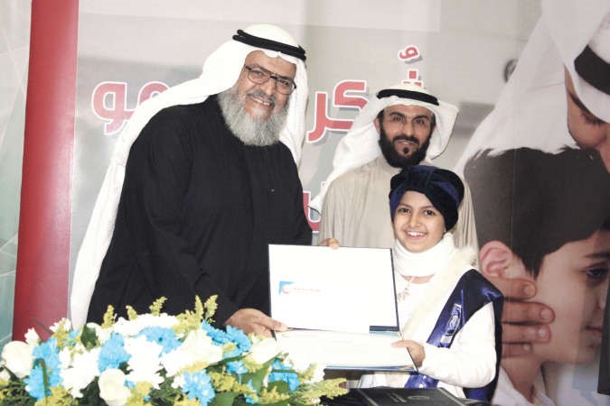 د محمد الشرهان مكرما احدى الطالبات المتفوقات