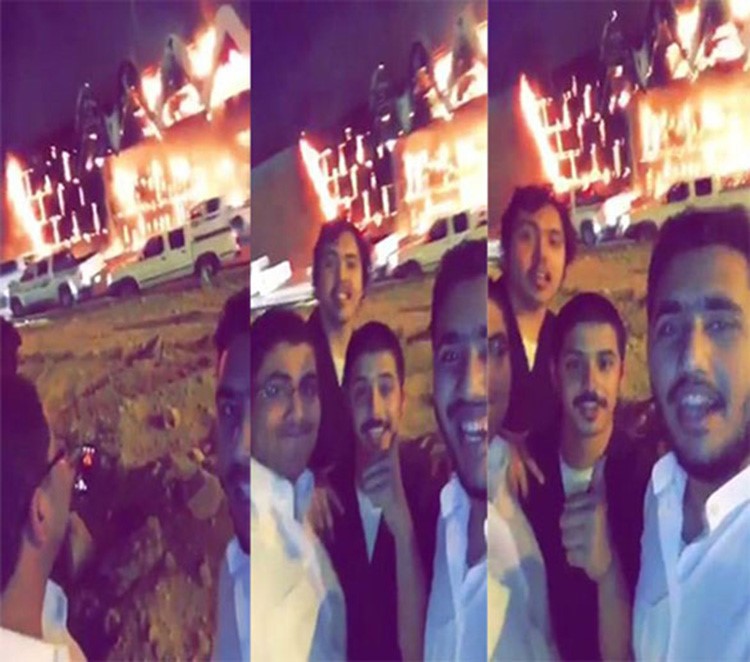 شباب يلتقطون سيلفي مع حريق جسر الخرج