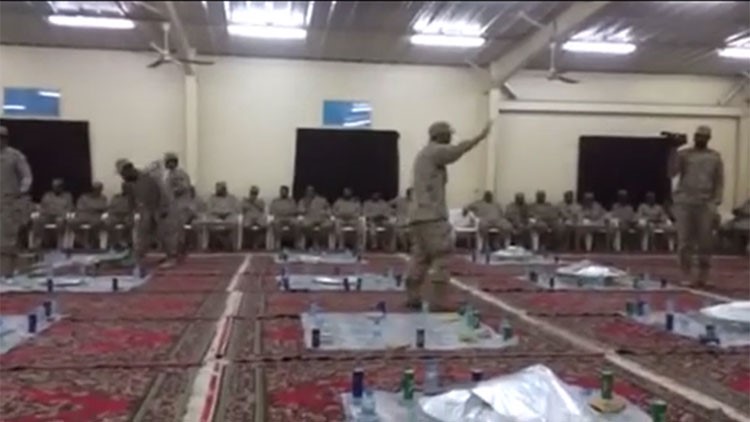 بالفيديو.. جندي كويتي للواء سعودي: "ما نبي غدا.. ودُّونا للجبهة"