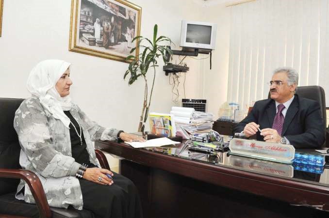 دموسى اكبر متحدثا الى الزميلة زينب ابوسيدو								قاسم باشا
﻿