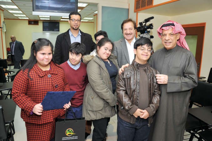 الرفاعي والمنصور مع عدد من المتدربين