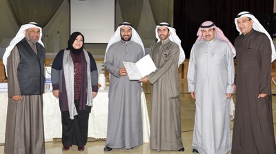 تكريم احد المشاركين﻿