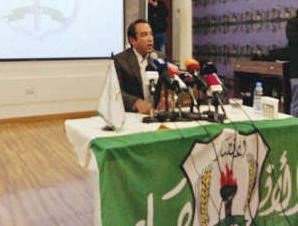 رئيس نادي الانصار نبيل بدر يتحدث في المؤتمر الصحافي ﻿