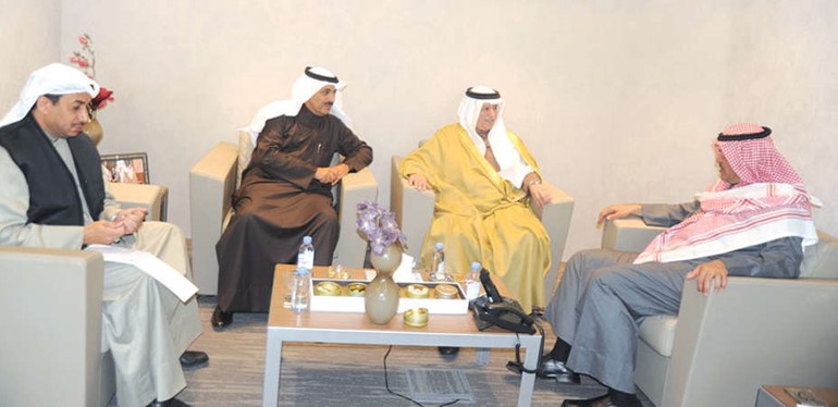وزير الاعلام ووزير الدولة لشؤون الشباب الشيخ سلمان الحمود خلال لقائه رئيس الاتحاد الاسيوي للرماية الشيخ علي بن عبدالله ال خليفة بحضور دعيج العتيبي﻿