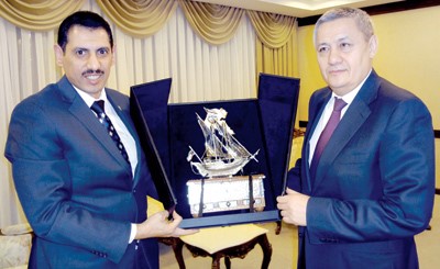  السفير احمد الجيران مكرما وزير المالية الاوزبكي رستم عزيموف 