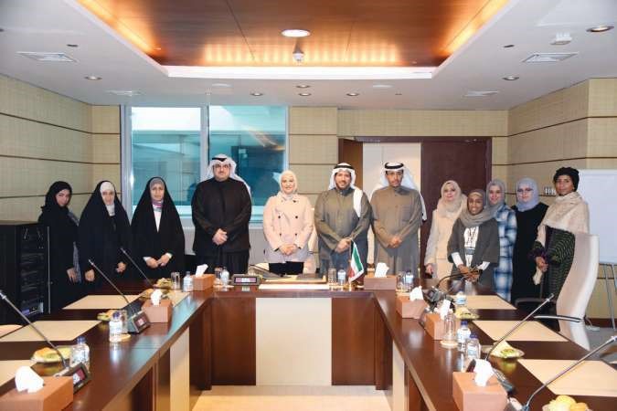 الشيخ عبدالله الاحمد و منى الدعاس مع الحضور خلال توقيع مذكرة التفاهم 