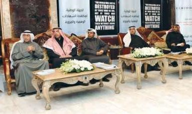 النائبان دعودة الرويعي وفيصل الشايع مع المتحدثين في الندوة 	شانافاس قاسم﻿