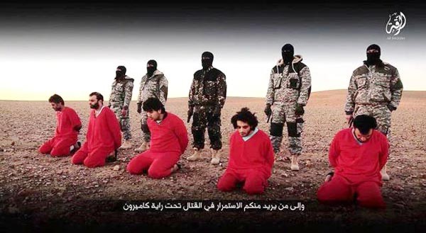 صورة ماخوذة عن التسجيل المصور الذي بثه داعش لاعدام النشطاء السوريين في الرقةانترنت