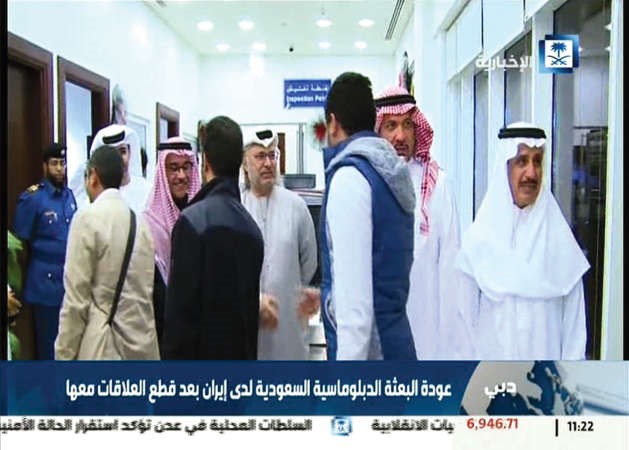 لقطة تلفزيونية لاعضاء البعثة الديبلوماسية السعودية في طهران لدى وصولهم مطار دبي امس افپ

