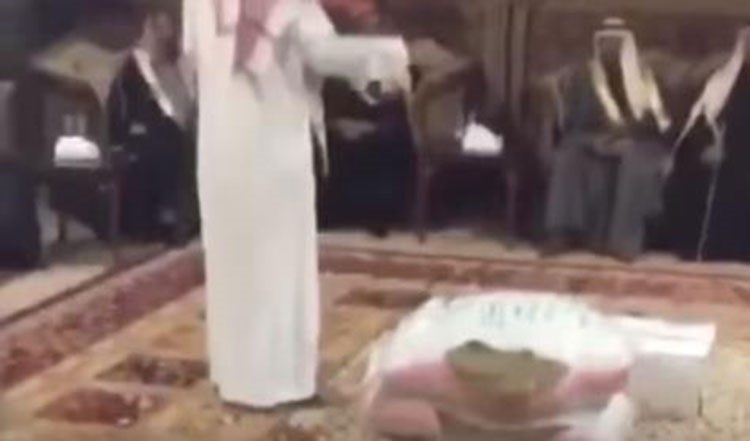 بالفيديو.. سعودي ينثر كيسين من "الهيل" على الأرض إظهارا لكرمه يثير استياء المغردين