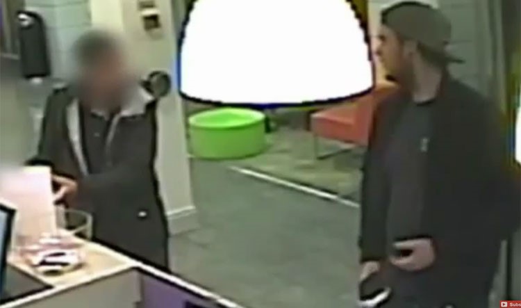 بالفيديو.. بريطاني يوجه لكمة قاضية لنزيل في فندق