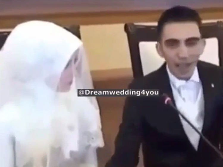 بالفيديو.. رد فعل طريف لعريس تركي أثناء عقد القران.. وضحكات هستيرية من "المعازيم" 