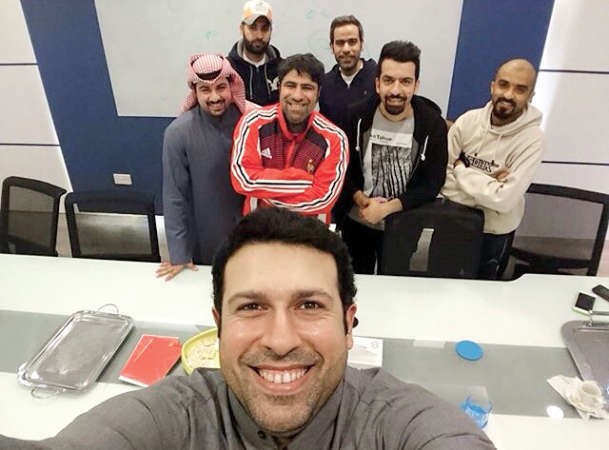علي حسين وسيلفي مع فريق 90 دقيقة﻿