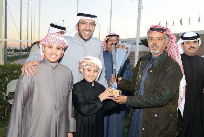 الشيخ ضاري الفهد يسلم الفائز الجائزة 