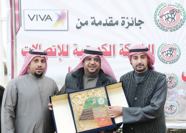 المطيري يتسلم درعا تكريمية من الحويلة