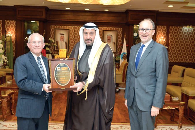  الشيخ فيصل الحمود مكرما السفير الاميركي الاسبق لدى الكويت ادوارد غنيم 