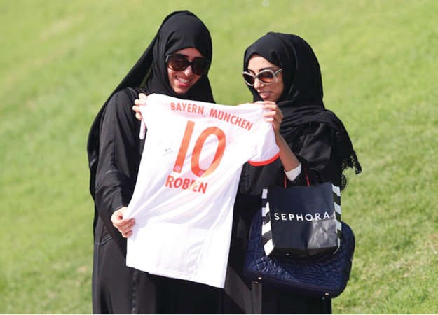 قطريتان تحملان فانيلة الهولندي اريين روبن 