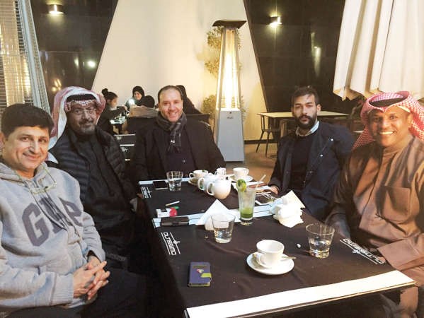 نبيل معلول مع مساعده محمد المشعان والزميل طلال المحطب وفرج نفاع واحمد دشتي