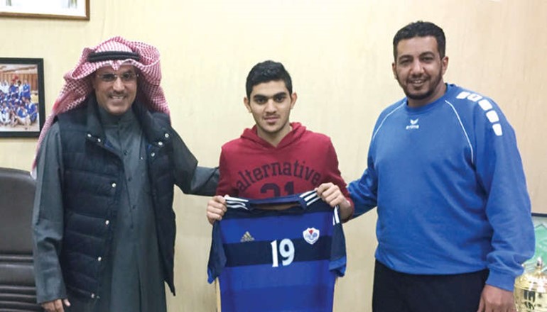 اللاعب عبدالعزيز سالمين الى جانب المدرب مشعل الفضل