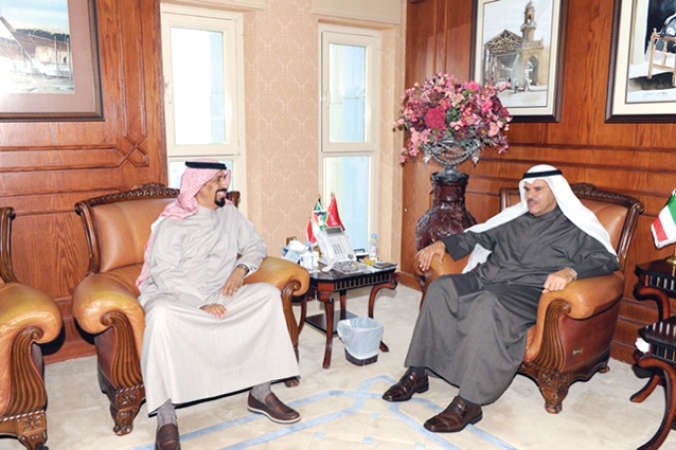  الشيخ سلمان الحمود خلال لقائه مع السفير الشيخ علي الخالد 