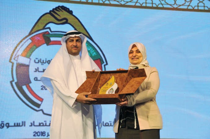 هند الصبيح تكرم احمد الغامدي﻿