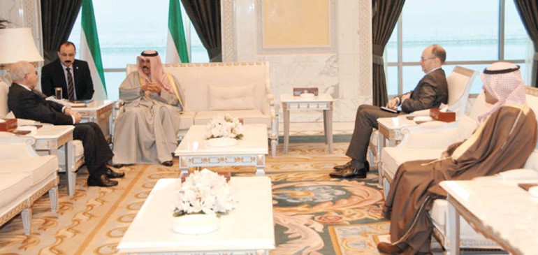 سمو نائب الامير وولي العهد الشيخ نواف الاحمد مستقبلا السفير ادوارد غنيم والسفير دوغلاس سيليمان﻿