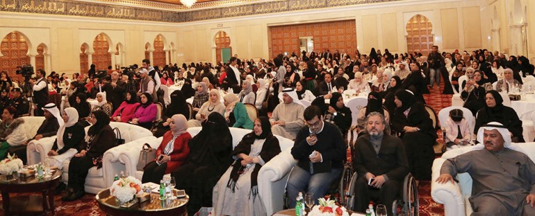 جمع غفير من الجمهور يتابعون اعمال الملتقى