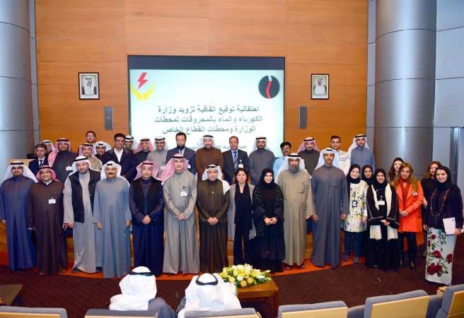 لقطة جماعية للمشاركين في اعداد دراسة ووثيقة الاتفاقية يتوسطهم نزار العدساني ومحمد بوشهري ﻿