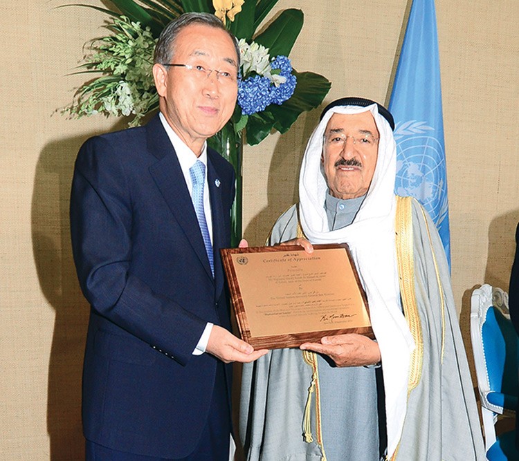 صاحب السمو الامير الشيخ صباح الاحمد لدى تسلمه شهادة تقدير من الامين العام للامم المتحدة بان كي مون بمناسبة تسمية سموه قائدا للعمل الانساني