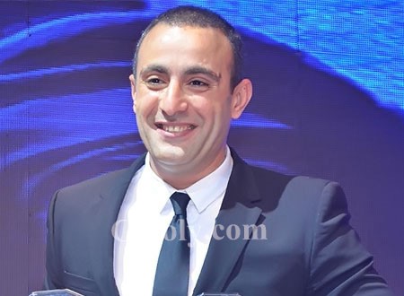 سكان إحدى القرى يتهافتون على أحمد السقا وقوات الأمن تتدخل