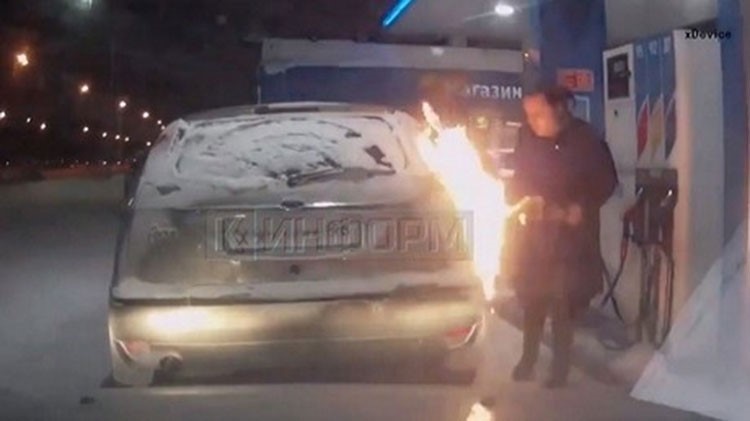 بالفيديو.. امرأة غبية اشعلت ولاعتها أثناء تعبئتها الوقود.. شاهد ماذا حدث 