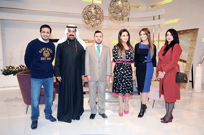 مدير التحرير الزميل محمد الحسيني يتوسط المخرج سليمان الخراز والمعد نايف النعمة ومقدمتي البرنامج اسماء سيف وهيا الحوطي والمخرجة المنفذة شيماء الشطي	هاني الشمري﻿