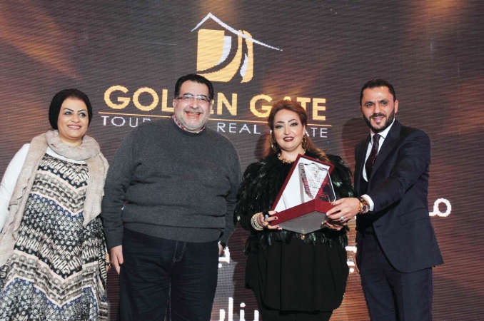 جانب من تكريم خالد النيال ويبدو امل بوشهري ﻿