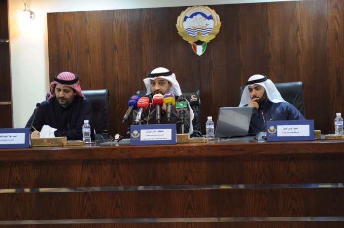 خالد الحشاش متوسطا طلال الشمري وفارس العبيد 