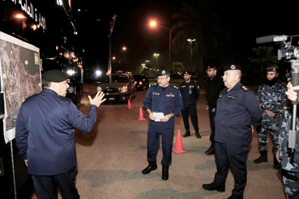 الفريق سليمان الفهد يستمع الى شرح خطة المداهمة من اللواء عبدالفتاح العلي واللواء جمال الصايغ متابعا الشرح