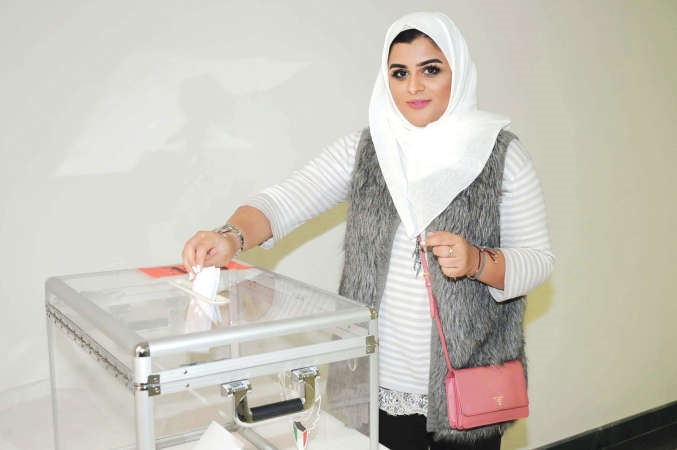 احدى المحاميات تدلي بصوتها
